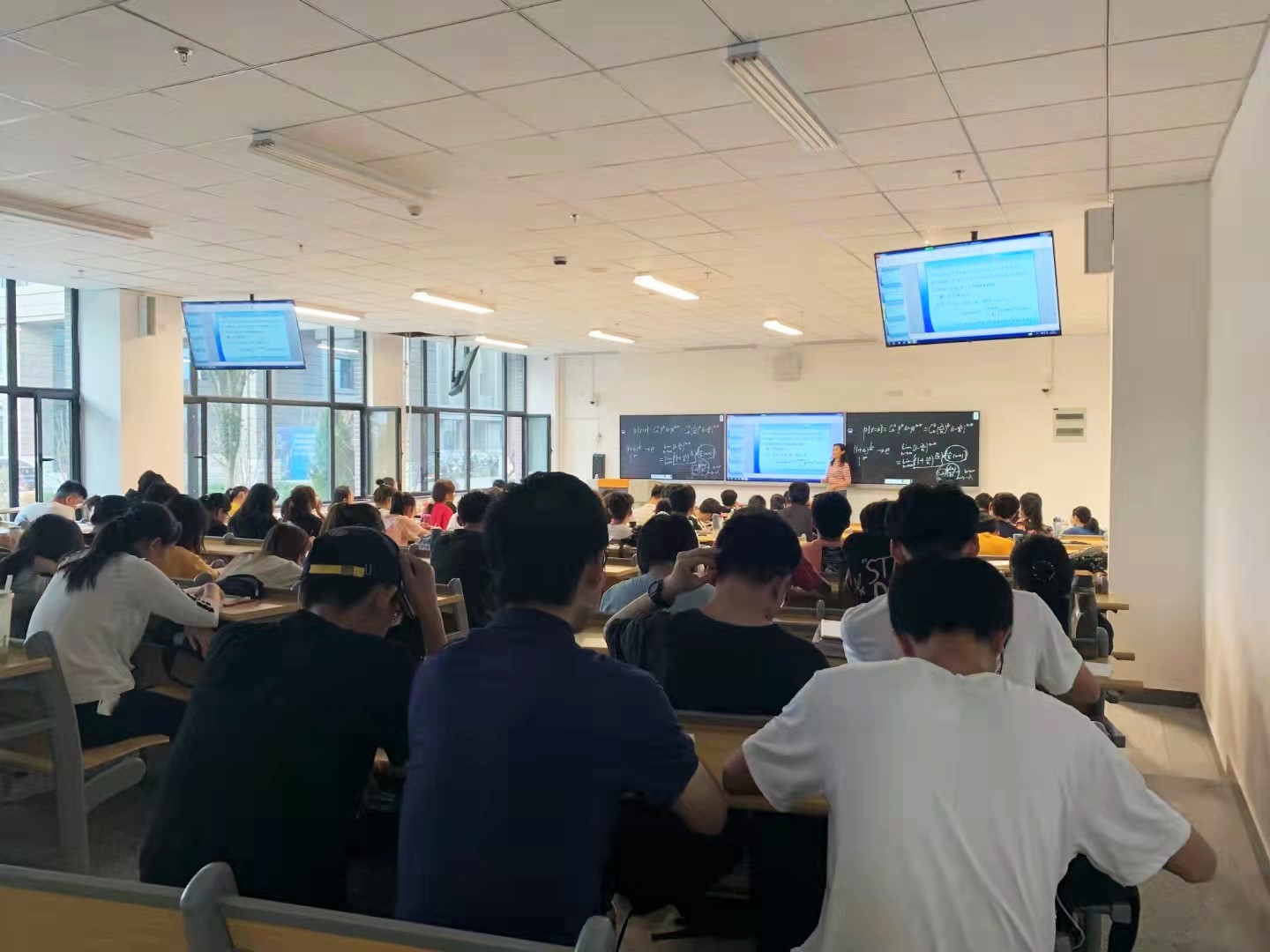 山西大学 x TCL商用：用“屏”连接学生和老师