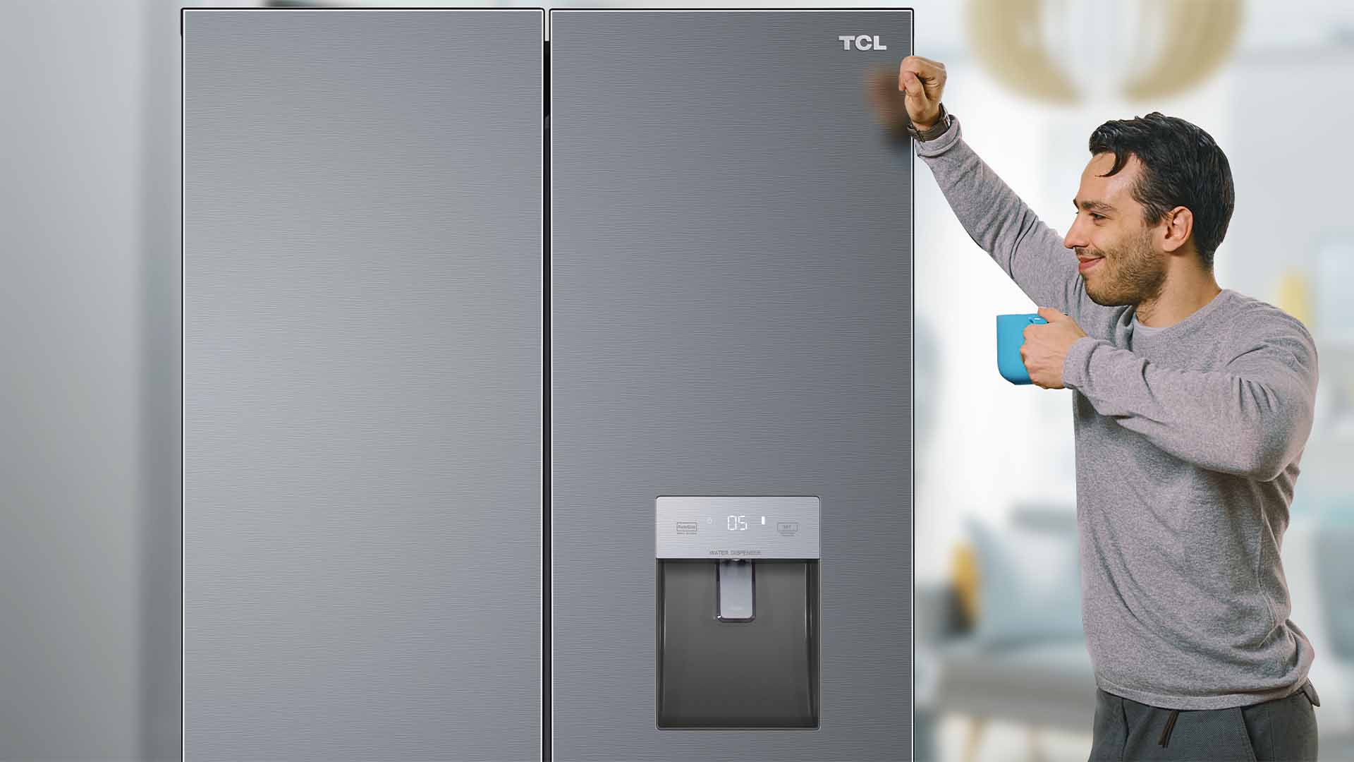 Fill the water reserve located in the counter door to benefit from fresh water at any time of the day. The cooled water will be accessible with a simple press on the handle of the dispenser, thus avoiding multiple door openings, saving energy and improving the preservation of the food by preventing the untimely rise in temperature inside the cavity.